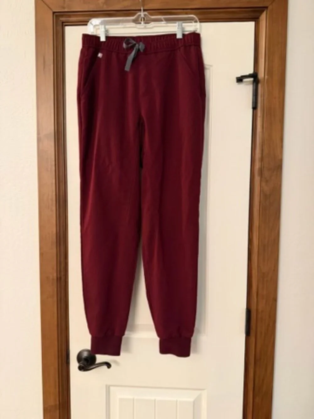 Figs Tansen Jogger Scrub Pant in Burgundy size Small